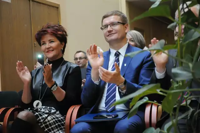 Jolanta Kwaśniewska otworzyła kącik Babci i Dziadka w Domu Pomocy Społecznej w Częstochowie razem z prezydentem Krzysztofem Matyjaszczykiem