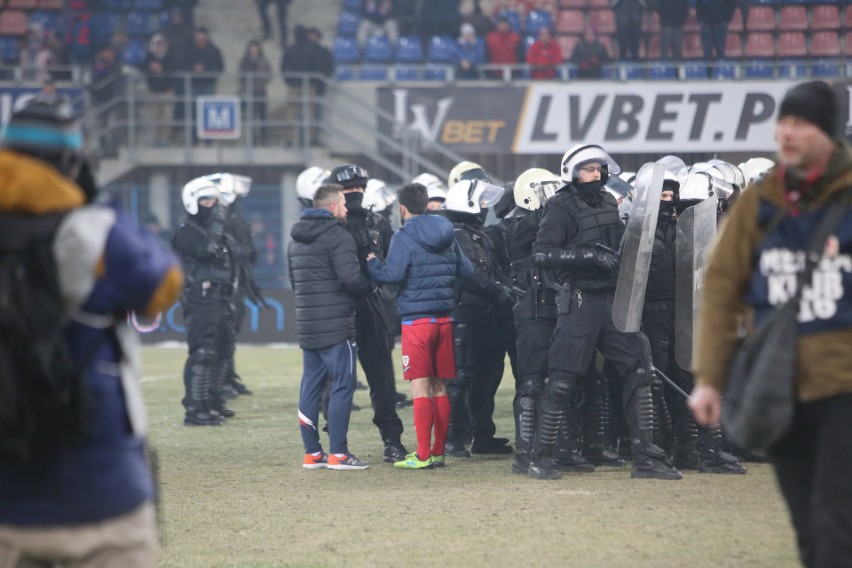 Derby Śląska przerwane, potem zakończone. Kibice Górnika...