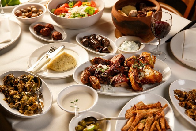 Kuchnia cypryjska odzwierciedla zróżnicowaną historię wyspy i stanowi mieszankę wpływów tureckich, greckich oraz bliskowschodnich.