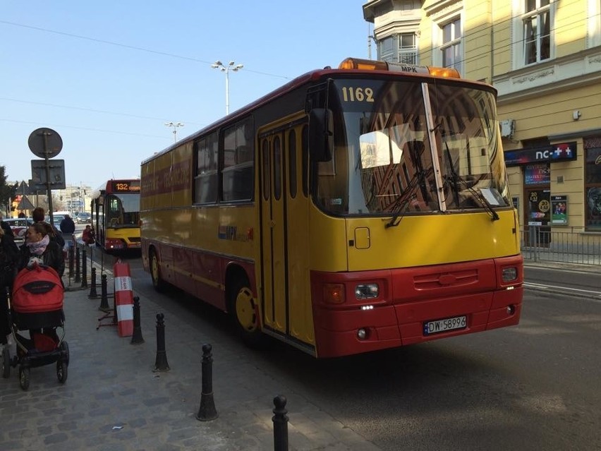 Awaria autobusu na Ruskiej. Zepsuty pojazd zablokował drogę (ZDJĘCIA)