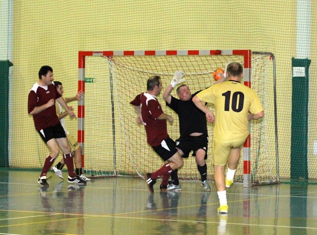 W meczu ECS Inowrocław pokonał Gocanówko 6:3 (2:1), trzy gole dla zwycięzców zdobył Maciej Tyczyński z nr 10 na koszulce.