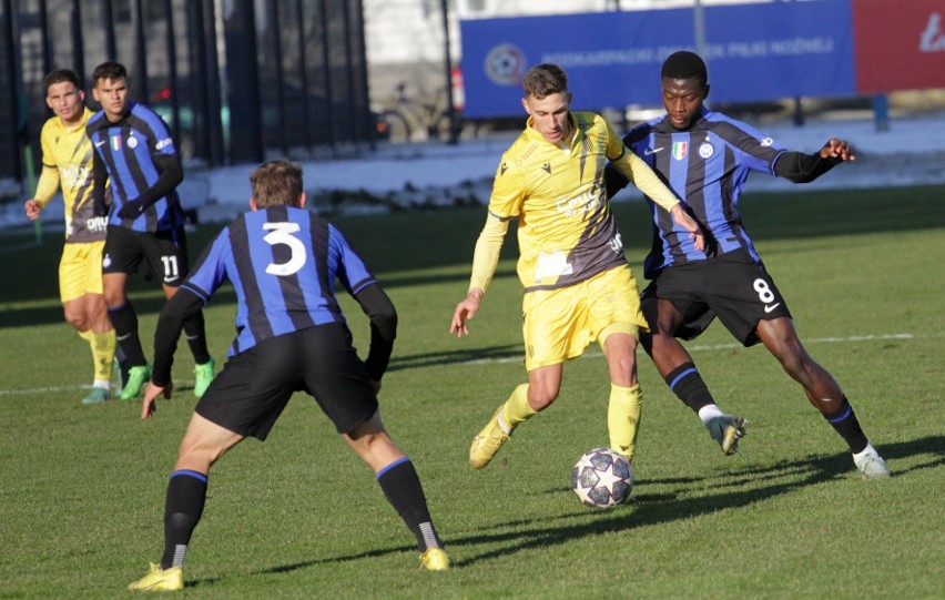 W Stalowej Woli Ruch Lwów U19 (żółte stroje) pokonał Inter...