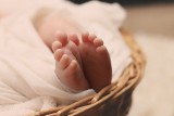 Zarzut zabójstwa dla kobiety, która przyniosła martwe niemowlę na komisariat w Gdańsku. Dwumiesięczne dziecko zostało uduszone