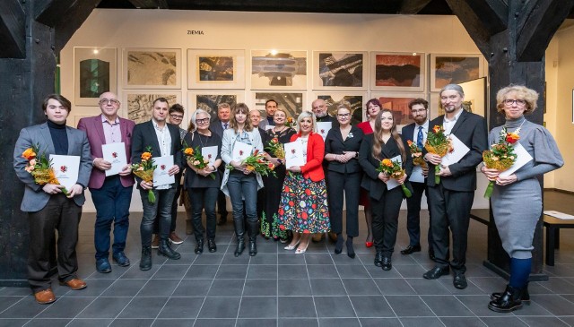 W toruńskiej Galerii Sztuki Wozownia odbyła się uroczystość wręczenia stypendiów artystycznych marszałka kujawsko-pomorskiego.