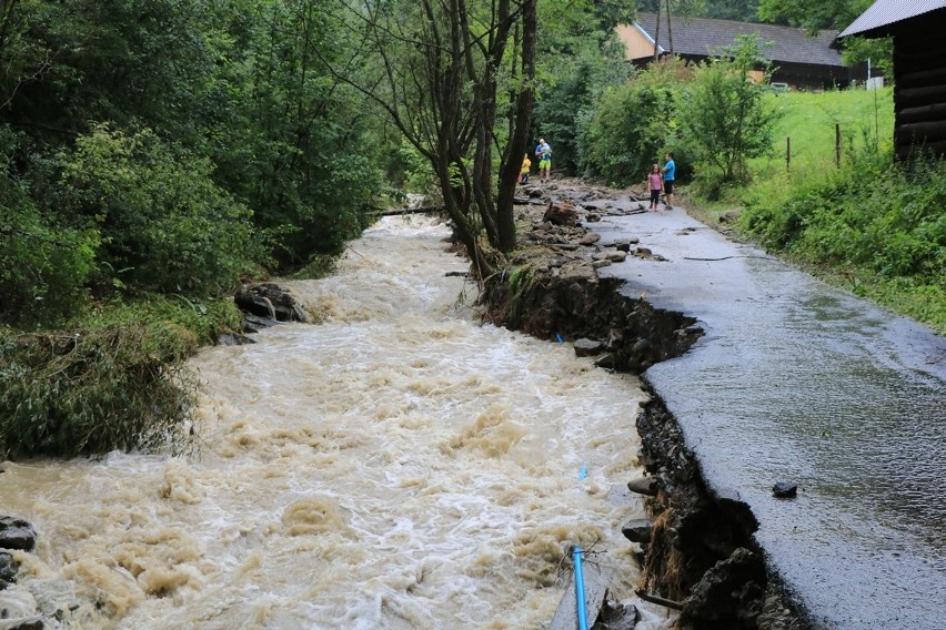 Katastrofalna sytuacja w Ochotnicy Górnej. Woda zniszczyła drogi i domy [ZDJĘCIA]