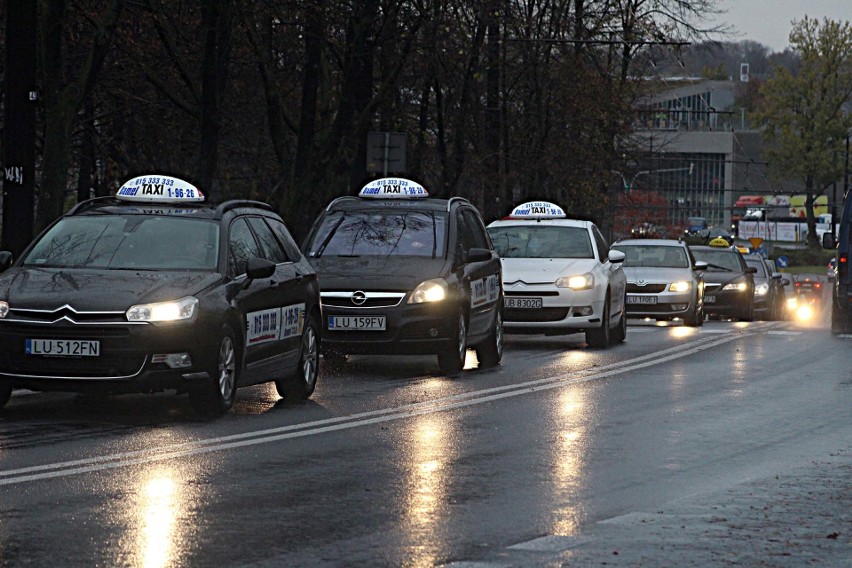 Pogrzeb taksówkarza w Lublinie. Koledzy - taksówkarze towarzyszyli zmarłemu w ostatniej drodze (ZDJĘCIA)                             