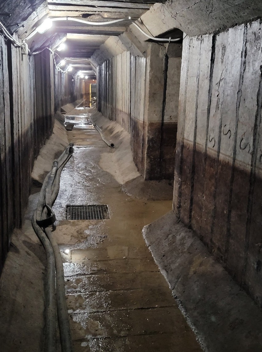 Udrażnianie tuneli pod Zamkiem Książąt Pomorskich w Szczecinie trwa! Zobacz ZDJĘCIA