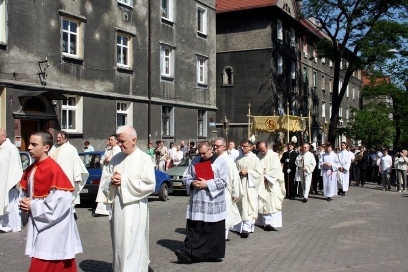 Boże Ciało 2014 w Zabrzu: procesja z kościoła św.Anny w...