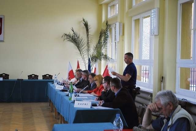 Jacek Mizikowski rozdał radnym uzasadnienie wniosku o odwołanie mandatu radnej Hanny Grzywińskiej