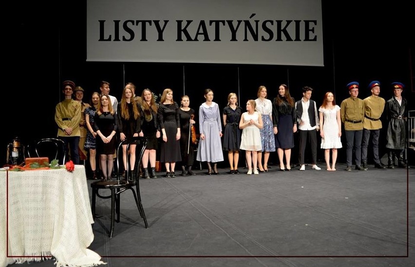 Kielecka młodzież na scenie zaprezentowała prawdę o tragedii ofiar zbrodni katyńskiej [ZDJĘCIA]
