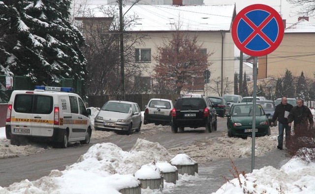 Nowy znak zakazu zatrzymywania się przy Pierwszym Urzędzie Skarbowym w Kielcach, nie jest przestrzegany przez petentów. A Straż Miejska czuwa.