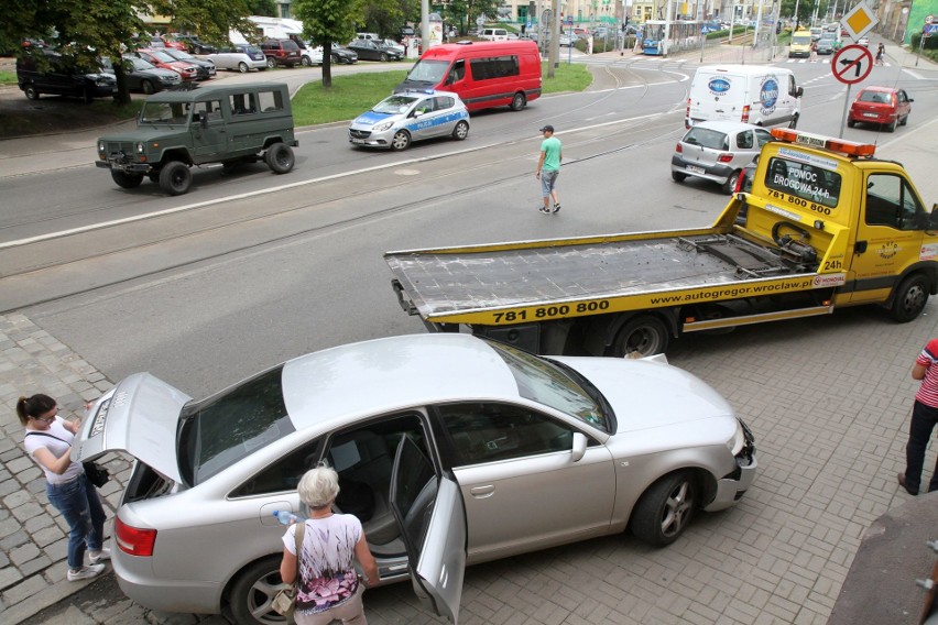 Wrocław: Audi staranowało wojskowego honkera