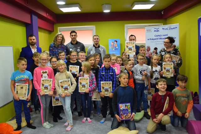 Ángel Fernández Pérez i Arkadiusz Moryto czytali dla dzieci w księgarni edukacyjnej "Wesoła Ciuchcia" w Kielcach