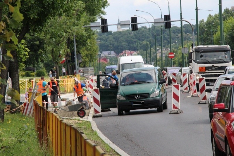 W Dąbrowie Górniczej trwa remont al. Piłsudskiego Zobacz...