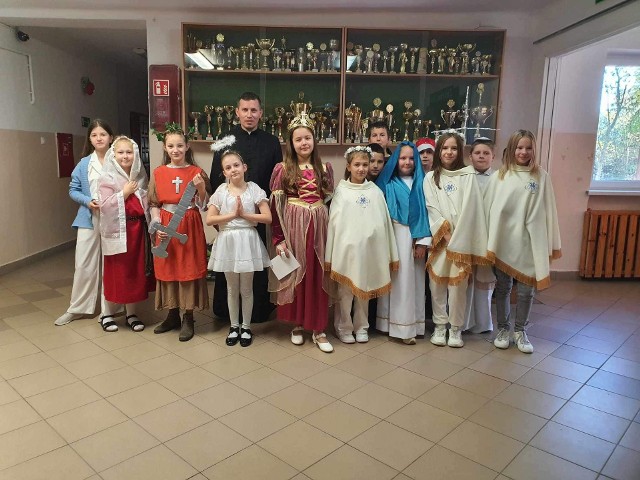 W Zespole Placówek Oświatowych w Koprzywnicy odbyło się spotkanie i parada Wszystkich Świętych. Parada odbyła się z inicjatywy księdza Dariusza Jargieły.