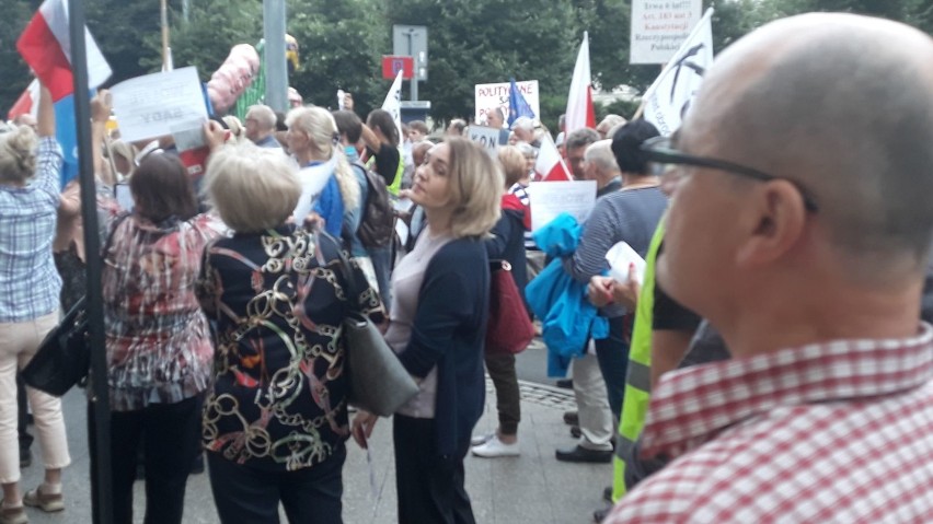 Kilkaset osób protestowało w obronie Sądu Najwyższego w Szczecinie
