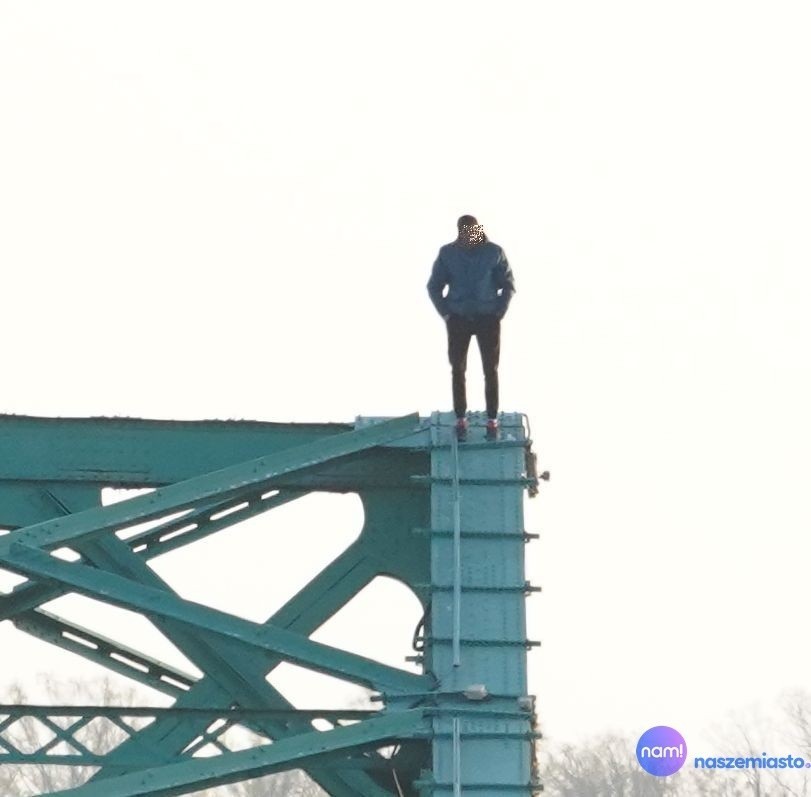 Pijany mężczyzna spacerował na konstrukcji mostu we...