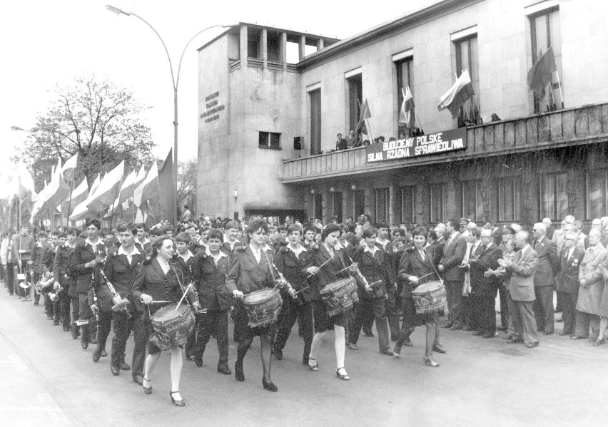 Nowy Sącz. Tak maszerowały przez miasto 1-Majowe pochody. Zobaczcie archiwalne zdjęcia [ZDJĘCIA]