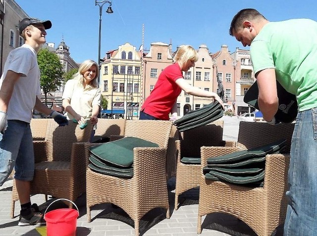 - Nareszcie ruszają kawiarenki - cieszą się, urządzając ogródek 'Tomato": (od prawej): Karol Kruszyński , Aleksandra Librant, Katarzyna Wołodźko i Łukasz Grzebiński, pracownicy "Tomato"