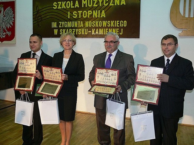 Artur Berus, Bożena Bętkowska, Stanisław Czubak i Jan Gajda prezentują pamiątkowe dyplomy, które otrzymali wszyscy powiatowi radni na zakończenie kadencji.