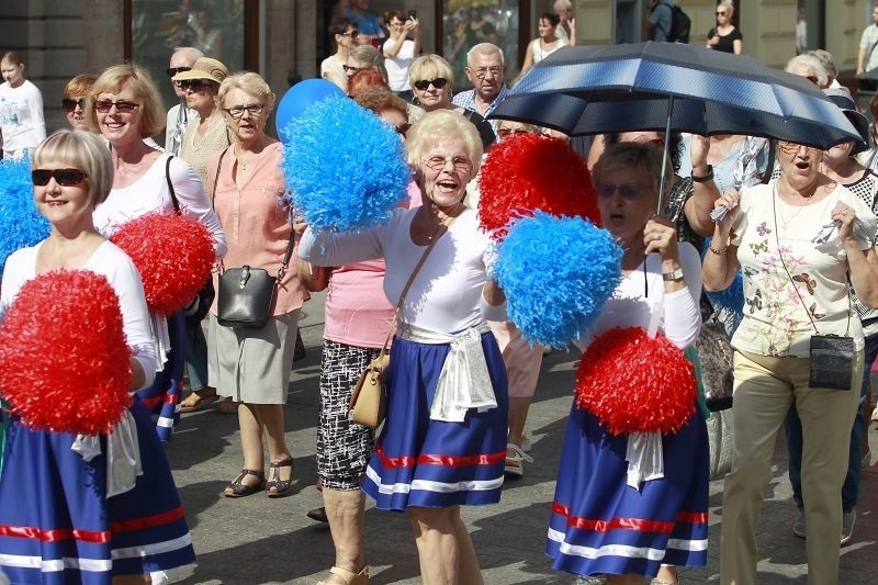 Srebrna Fiesta, czyli parada seniorów na Piotrkowskiej. DJ Wika zagrzewała do zabawy [FILM, zdjęcia]