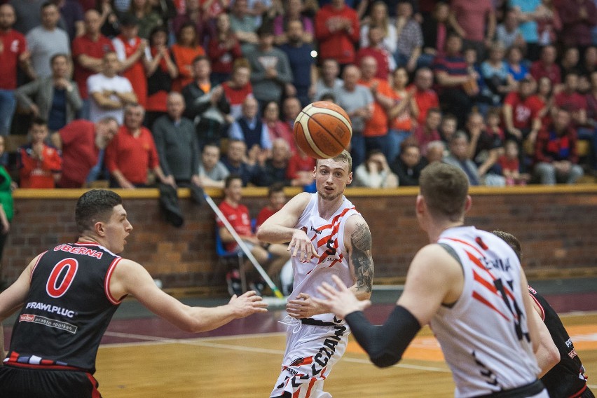 Czarni mimo walki przegrali 92:90. Najwięcej punktów w...