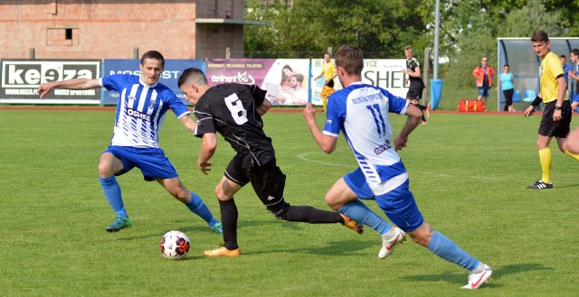 Piast Tuczempy (na czarno, z piłką Jakub Kloc) po przegranej u siebie z Sokołem Kolbuszowa Dolna musiał znów pogodzić się ze stratą punktów. Tym razem w Ropczycach.