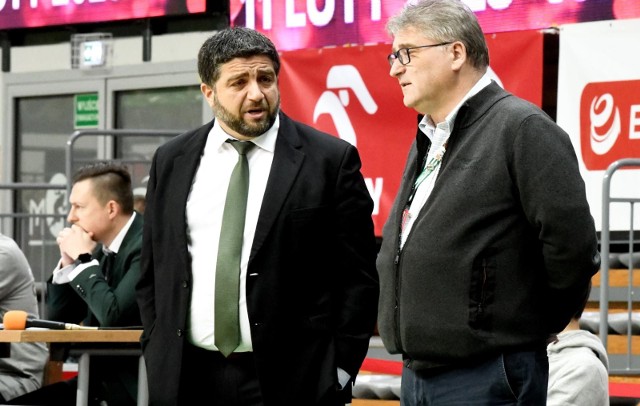 Janusz Jasiński (z prawej) w rozmowie z trenerem Oliverem Vidinem