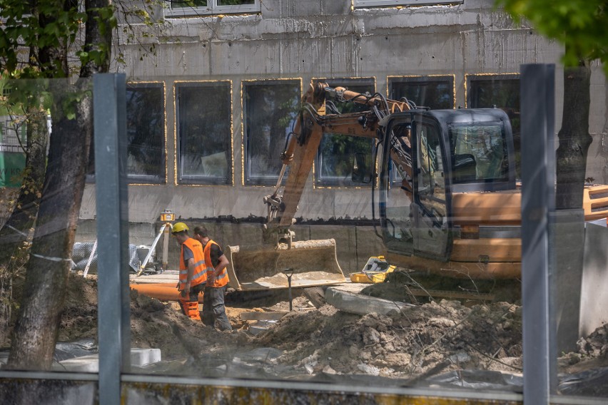 Kraków. Prace przy budowie nowego budynku DPS nie zwalniają tempa. Wstawiono już okna