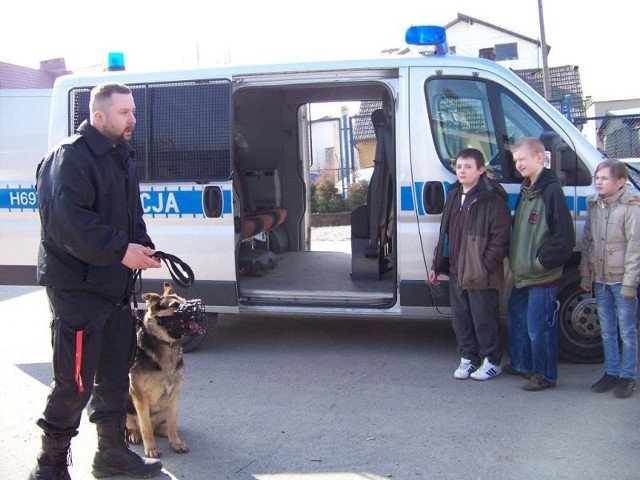 Sierżant Pawlak pokazał uczniom, co potrafi policyjny pies