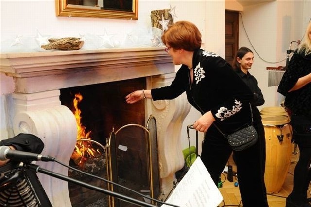 Publiczność zachęcona przez prowadzącą koncert Bognę Wernichowską, spaliła w kominku karteczki. Opisała na nich przykre zdarzenia z 2012 roku, o których chciałaby zapomnieć. 