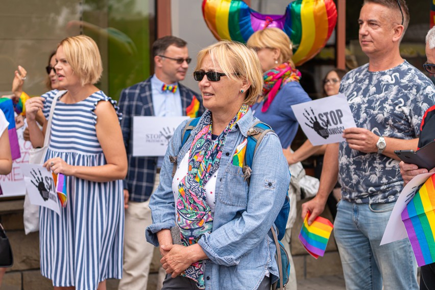 Nowy Sącz. Dwie manifestacje w centrum miasta. Przedstawiciele LGBT i KOD oraz Młodzież Wszechpolska [ZDJĘCIA]