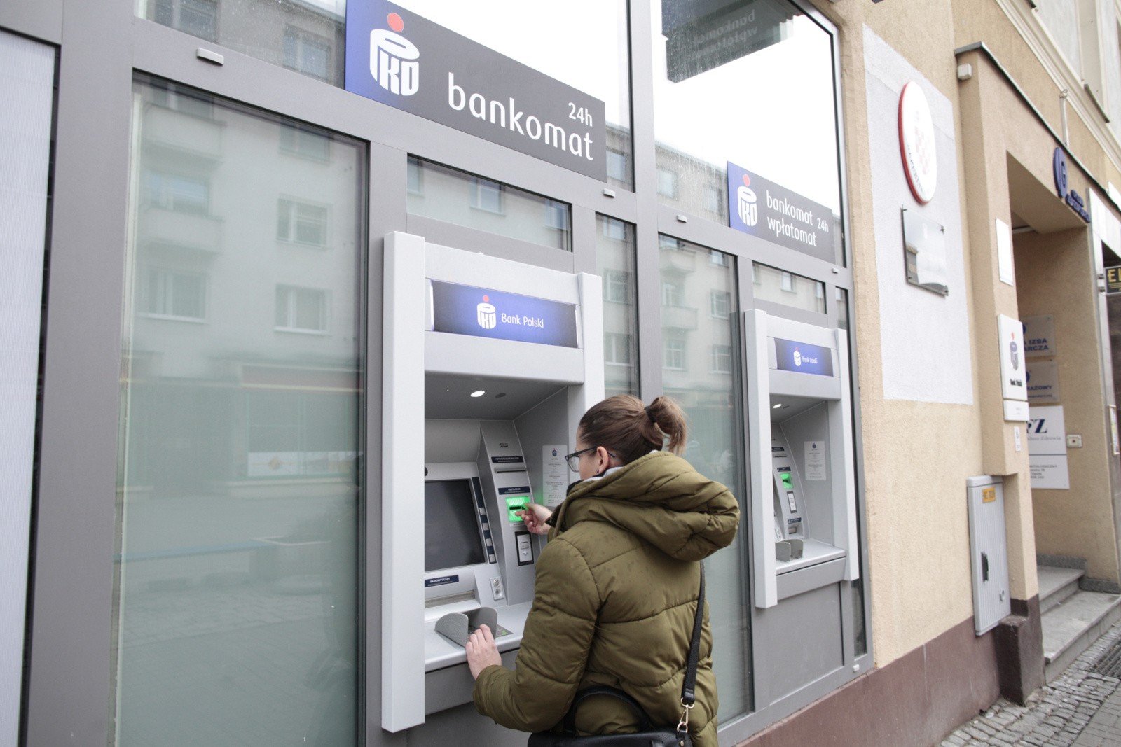 Największy bank w Polsce znów ostrzega klientów. Oszuści robią przelewy