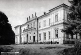 Pałac Wielopolskich w Chrobrzu. Zobacz jak wyglądał pod koniec XIX wieku i jak się zmieniał na przestrzeni lat ZOBACZ ARCHIWALNE ZDJĘCIA