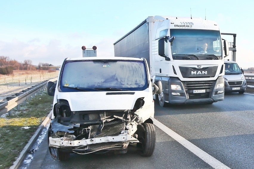 Wypadek busa na AOW. Jedna osoba nie żyje, cztery są ranne [ZDJĘCIA]