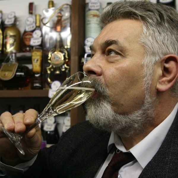 - Ceny oryginalnego szampana zaczynają się od 100 zł - wylicza January Witaszewski.