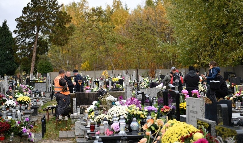 Na cmentarzu św. Wojciecha przy ul. Kurczaki w Łodzi zespół...