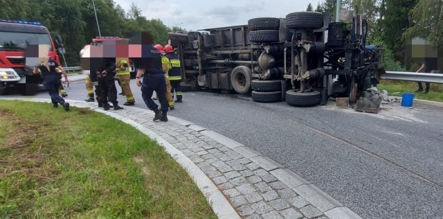 na drodze krajowej 46 przewróciła się ciężarówka wioząca materiały budowlane, które rozsypały się na jezdni i poboczu. 31.08.2022