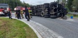 Wypadek na rondzie w Kłodzku. Z ciężarówki na jezdnię wysypały się materiały budowlane [ZDJĘCIA]