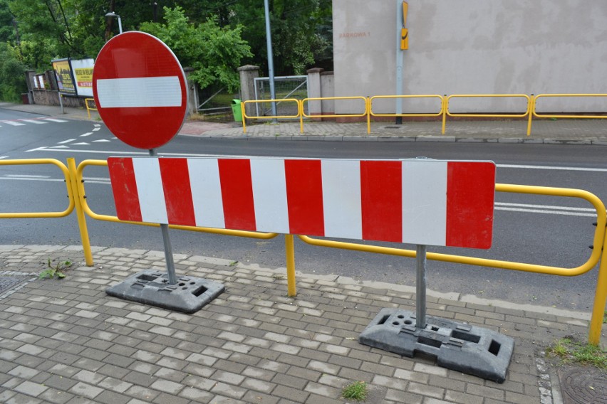Przy skrzyżowaniu z Kościuszki stoi barierka na wypadek...
