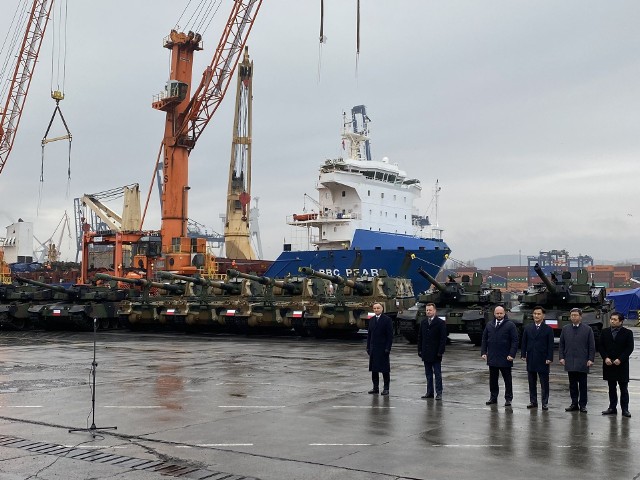 W Gdyni prezydent Andrzej Duda oraz wicepremier, minister obrony narodowej, odbierają pierwszy koreański sprzęt - czołgi K2 oraz armatohaubice K9 - który wzmocni Wojsko Polskie.