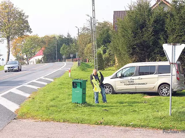 Emil Rau od kilku lat toczy walkę ze strażą miejską i montowanymi wbrew przepisom fotoradarom. Jest głownym bohaterem telewizyjnego programu "Emil łowca fotoradarów&#8221;. Na zdjęciu jego interwencja w Karlinie. 