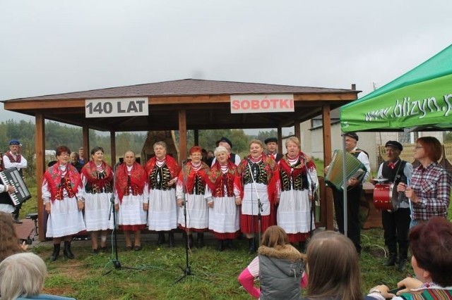 Podczas otwarcia miejsca integracyjnego w Sobótce wystąpiły ludowe zespoły z terenu gminy Bliżyn.