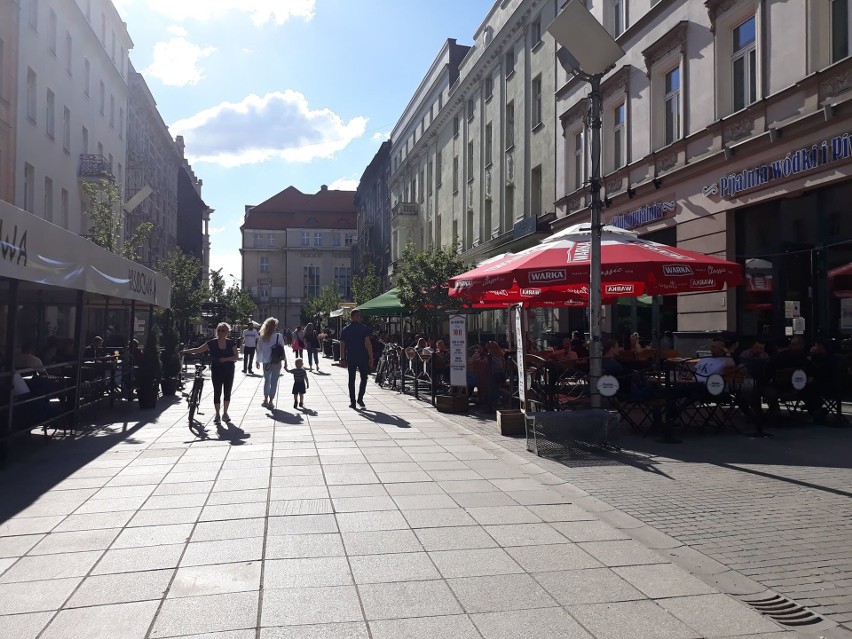 Mariacka znów odżyła. Letnie ogródki zapełniają się w...