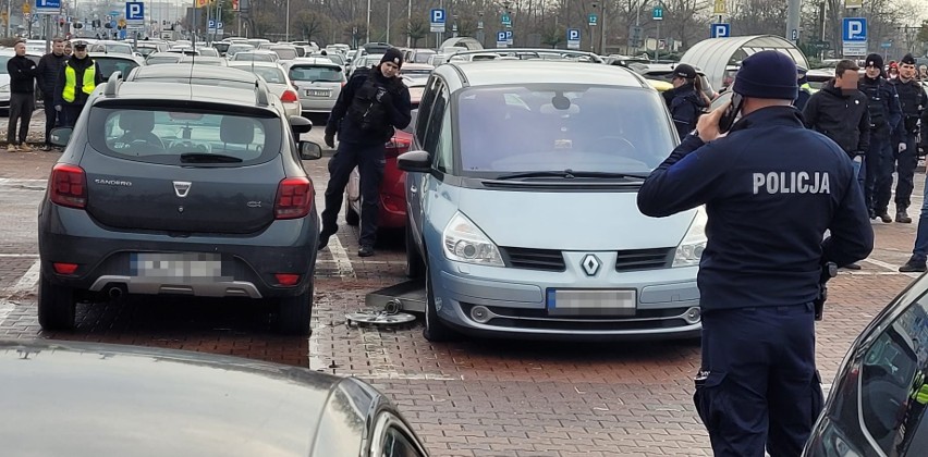 Z nieoficjalnych ustaleń wynika, że w samochodzie marki...