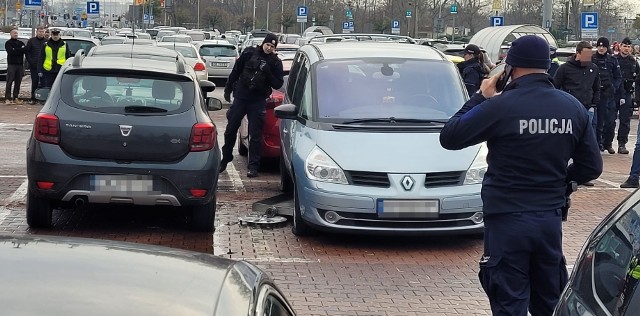 Z nieoficjalnych ustaleń wynika, że w samochodzie marki renault na ukraińskich numerach rejestracyjnych, stojącym na parkingu, eksplodował ładunek wybuchowy umieszczony na nakolu.