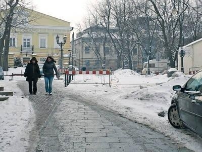 Z powodu zimy zawieszono trwającą od pół roku rewitalizację ul. Zamkowej. Remont ten zostanie wznowiony jak tylko poprawi się pogoda, a w kolejce do odnowy czekają następne miejskie ulice oraz place - Kościuszki i Skulimowskiego. Fot. Jolanta Białek