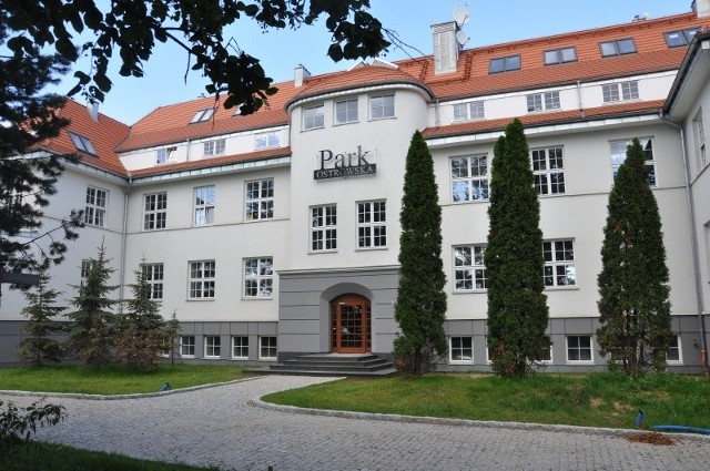 W odrestaurowanym XX-wiecznym pałacu, zlokalizowanym w centrum osiedla Ostrowska, lokują się już nowe firmy. Osiedle powstanie do 2014 roku na Wzgórzach Warszewskich. Inwestorem jest skandynawski deweloper Realkapital.