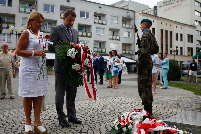 Opolanie uczcili pomordowanych Polaków składając kwiaty pod...