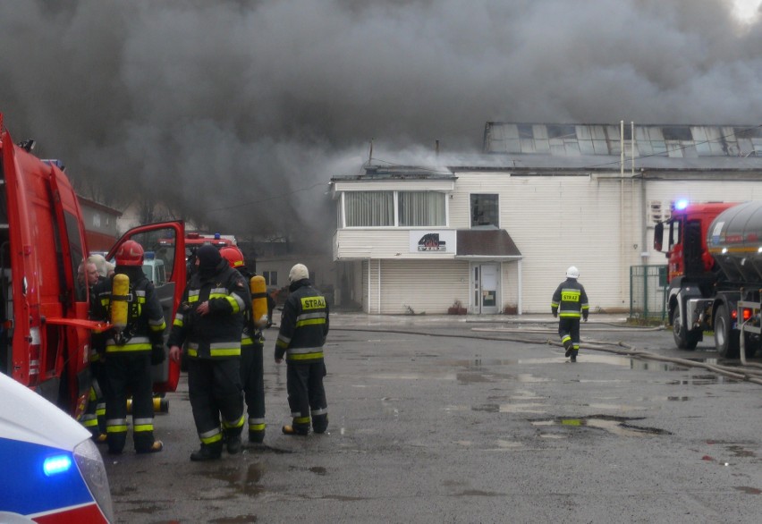 Pożar hali magazynowej przy ulicy Wrocławskiej w Radomiu. Na miejscu trwa akcja ratowniczo - gaśnicza. Gęsty czarny dym nad miastem